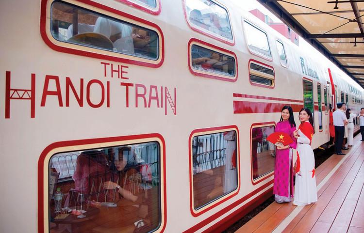 Đoàn tàu 2 tầng "Hà Nội 5 cửa ô" (The Hanoi Train) mang lại cho du khách những trải nghiệm độc đáo với không gian tái hiện lịch sử và các hoạt động văn hóa địa phương. Ảnh: An Chi