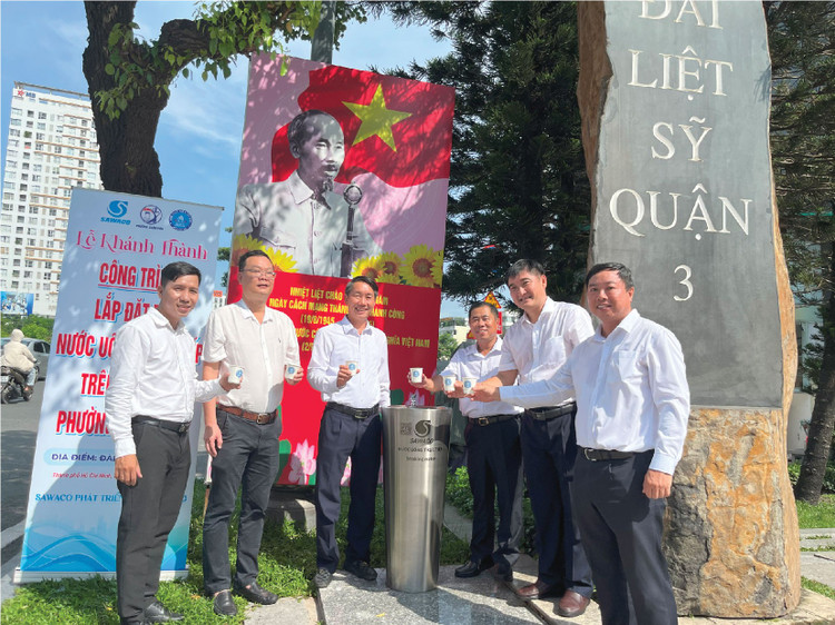 Lãnh đạo SAWACO dự Lễ khánh thành công trình lắp đặt trụ nước uống trực tiếp tại Đài Liệt sĩ Quận 3 (phường Xuân Hòa, TP. Hồ Chí Minh)