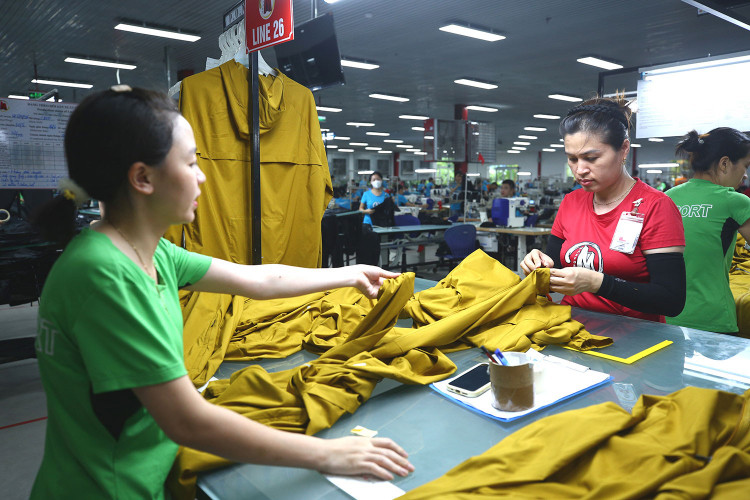Tổng kim ngạch xuất khẩu dệt may 6 tháng đầu năm 2025 ước đạt gần 22 tỷ USD, tăng 10% so với cùng kỳ năm trước. Ảnh: Tiên Giang