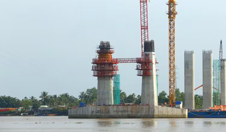 Gói thầu Thi công xây dựng cầu Ba Lai 6 (Vĩnh Long) yêu cầu nhà thầu có kinh nghiệm thực hiện 2 công trình có loại kết cấu cầu đường bộ (nhịp kết cấu đúc hẫng ≥ 90m), cấp II trở lên. Ảnh minh họa: Lê Thắng