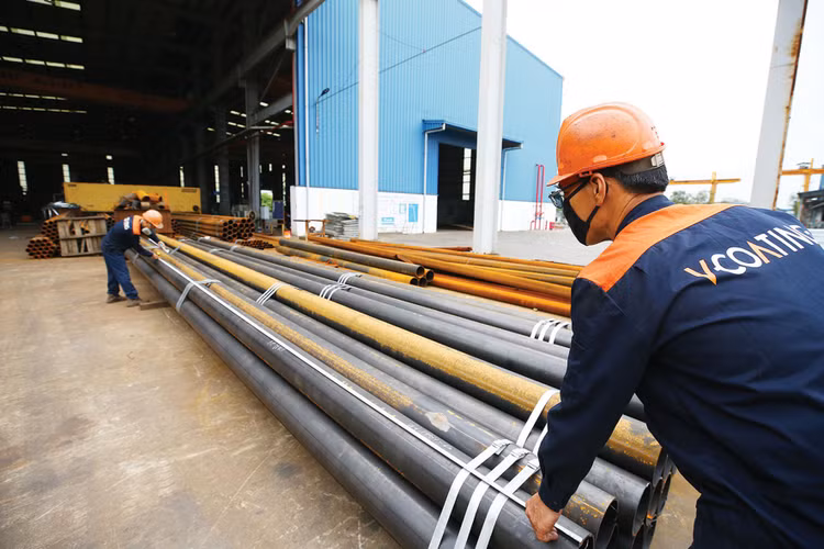 Việc phân cấp, phân quyền mạnh mẽ trong lựa chọn nhà thầu giúp các doanh nghiệp nhà nước kịp thời nắm bắt cơ hội kinh doanh, từ đó tăng sức cạnh tranh, nâng cao hiệu quả hoạt động trên thương trường. Ảnh: Lê Tiên