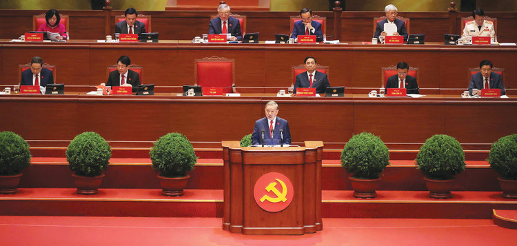 Tổng Bí thư Tô Lâm, Trưởng Tiểu ban Văn kiện, trình bày Báo cáo của Ban Chấp hành Trung ương Đảng khóa XIII về các văn kiện Đại hội. Ảnh: Quý Bắc