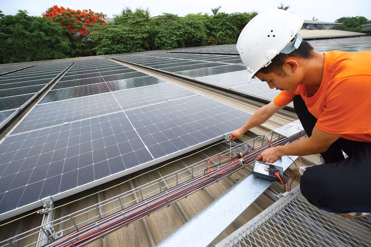 Doanh nghiệp sản xuất năng lượng tái tạo, năng lượng sạch, năng lượng từ việc tiêu hủy chất thải thuộc nhóm được hưởng ưu đãi thuế thu nhập doanh nghiệp. Ảnh: Nhã Chi