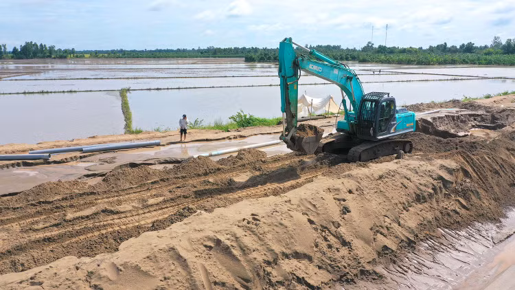 Thiếu hụt vật liệu xây dựng, vật liệu san lấp là thách thức đối với việc hoàn thành đúng tiến độ nhiều công trình hạ tầng. Ảnh: Lê Tiên