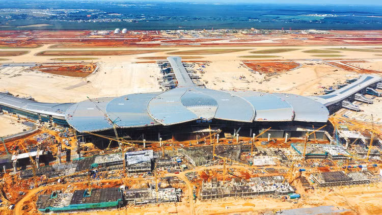 Chi phí nhiên liệu và vật liệu đầu vào tăng cao khiến các nhà thầu thi công phải chịu gánh nặng tài chính lớn. Ảnh: Lê Tiên