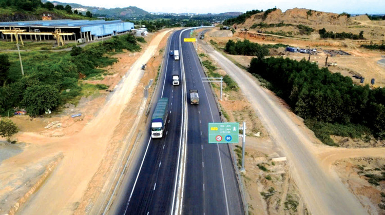 Dự án cao tốc Hòa Liên - Túy Loan qua Đà Nẵng vẫn chưa thể hoàn thiện đồng bộ các hạng mục do vướng mắc mặt bằng . Ảnh: Hà Minh