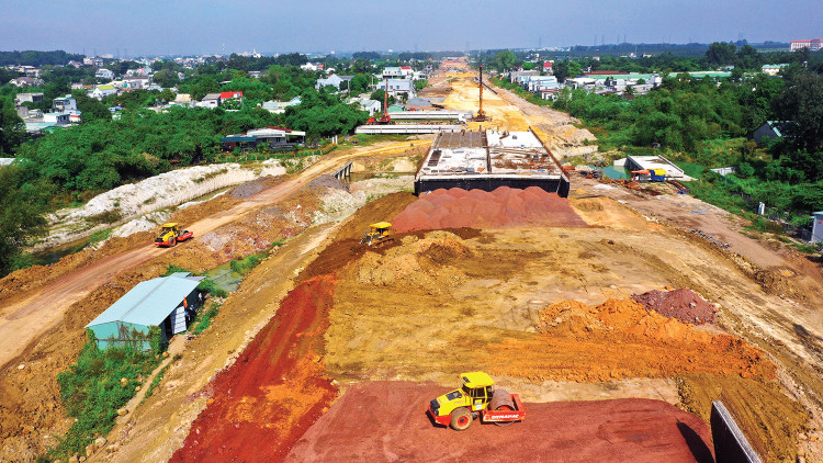 Nhà thầu phải chật vật xoay xở đủ nguồn để có vật liệu. Ảnh: Gia Khoa