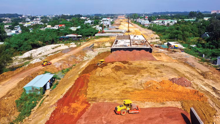 Nhà thầu phải chật vật xoay xở đủ nguồn để có vật liệu. Ảnh: Gia Khoa