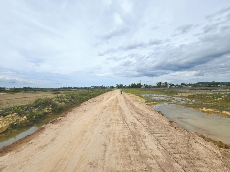 Dự án Đường vành đai phía Bắc Quảng Nam (cũ), nay là TP. Đà Nẵng, cần 500 m3 đất đắp nhưng chưa có nguồn cung. Ảnh: Hà Minh