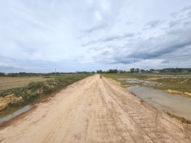 Dự án Đường vành đai phía Bắc Quảng Nam (cũ), nay là TP. Đà Nẵng, cần 500 m3 đất đắp nhưng chưa có nguồn cung. Ảnh: Hà Minh