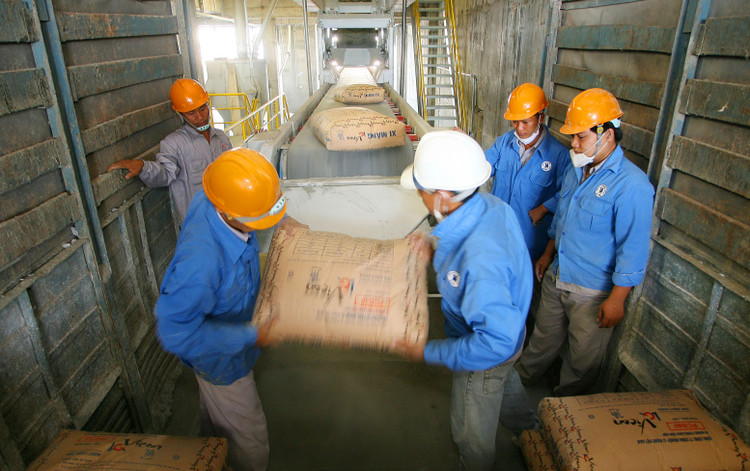 Tiêu thụ xi măng đạt gần 54,56 triệu tấn trong 6 tháng đầu năm 2025, tăng 27% so với cùng kỳ năm trước. Ảnh: Song Lê