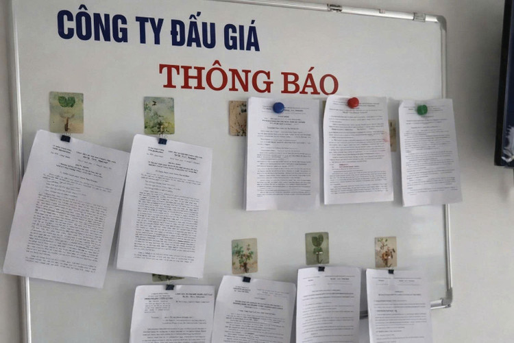 Niêm yết việc đấu giá tài sản là quy trình bắt buộc khi tổ chức hành nghề đấu giá tài sản thực hiện bán đấu giá. Ảnh: Ngọc Trí