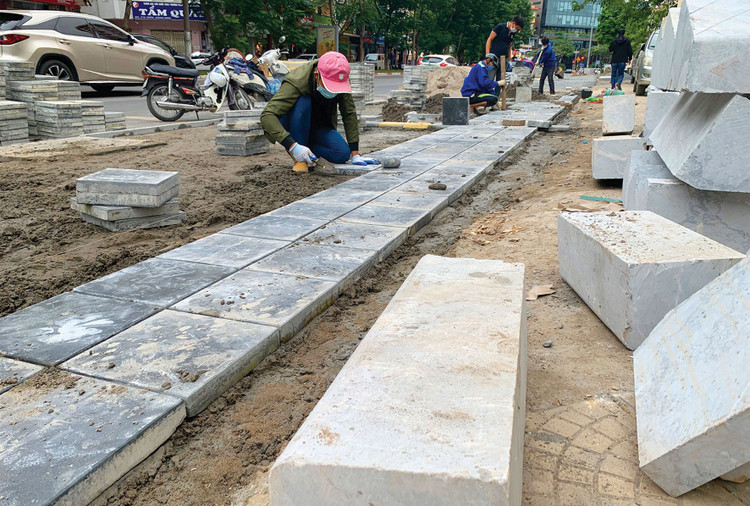 Thi công cải tạo vỉa hè dịp cuối năm đặt ra nhiều áp lực với đơn vị thi công. Ảnh: Phú An