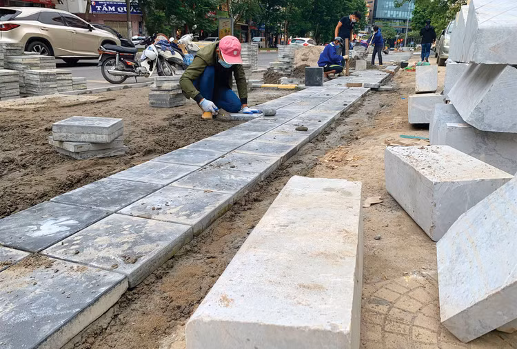 Thi công cải tạo vỉa hè dịp cuối năm đặt ra nhiều áp lực với đơn vị thi công. Ảnh: Phú An