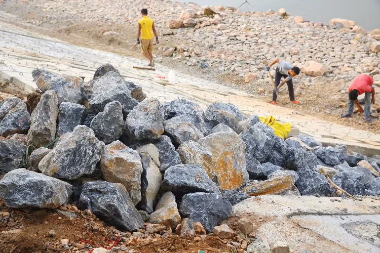 Gói thầu Xây dựng kè sông Long Hồ (bờ Phường 4) do Ban Quản lý dự án dân dụng và công nghiệp tỉnh Vĩnh Long làm chủ đầu tư. Ảnh minh họa: Nhã Chi