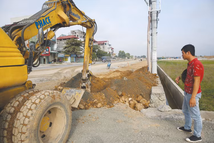 Tại một số gói thầu xây lắp, nhà thầu chào giá cạnh tranh nhưng không đề xuất nhiều nội dung, biện pháp thi công theo yêu cầu. Minh họa: Phú An