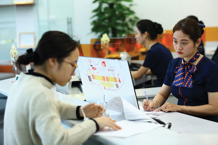 Khả năng tiếp cận vốn của doanh nghiệp ngày càng bị thu hẹp do lãi suất cho vay có xu hướng tăng và một số ngân hàng đã cạn room tín dụng. Ảnh: Nguyễn Thuyên