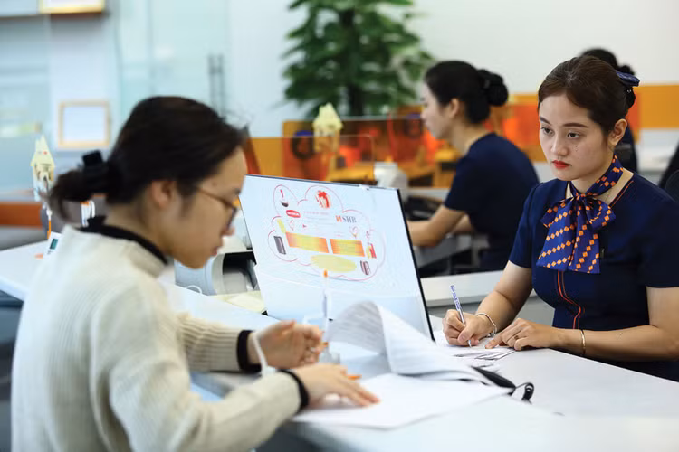 Khả năng tiếp cận vốn của doanh nghiệp ngày càng bị thu hẹp do lãi suất cho vay có xu hướng tăng và một số ngân hàng đã cạn room tín dụng. Ảnh: Nguyễn Thuyên