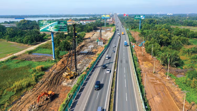 Lũy kế từ đầu năm đến ngày 31/7, các dự án quan trọng quốc gia, trọng điểm ngành giao thông vận tải đã giải ngân 77.069,1 tỷ đồng, đạt 31,5% kế hoạch năm 2026. Ảnh: Lê Tiên
