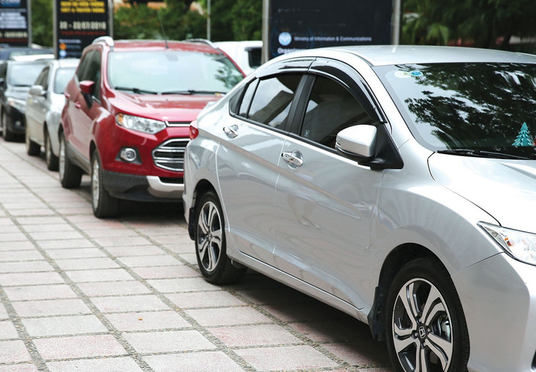 Lệ phí cấp mới chứng nhận đăng ký với xe ô tô chở người từ 9 chỗ trở xuống (bao gồm cả xe con pick-up) là 14 triệu đồng. Ảnh: Tiên Giang