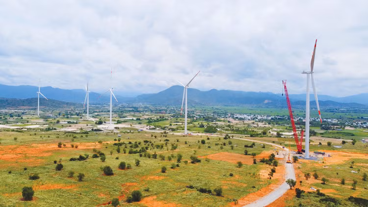 Làn sóng chuyển dịch năng lượng theo hướng xanh, bền vững, tự chủ tại Việt Nam ngày càng rõ rệt với hàng loạt dự án điện gió, điện mặt trời quy mô lớn được triển khai. Ảnh: Tiên Giang