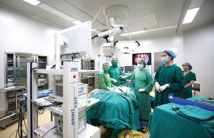 Nhiều cơ sở y tế đã đầu tư hệ thống hạ tầng, thiết bị hiện đại đạt chuẩn quốc tế, đồng thời từng bước hoàn thiện hạ tầng số phục vụ quản lý và điều trị. Ảnh: Lê Tiên