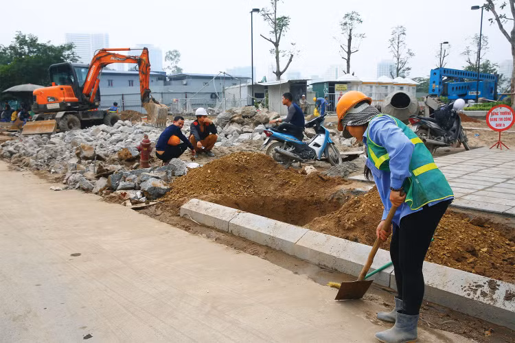 Tại nhiều gói thầu giao thông, nhà thầu phải cung cấp hợp đồng có đầy đủ các hạng mục như hệ thống thoát nước, vỉa hè, cây xanh, chiếu sáng (có trạm biến áp)… Ảnh: Nhã Chi