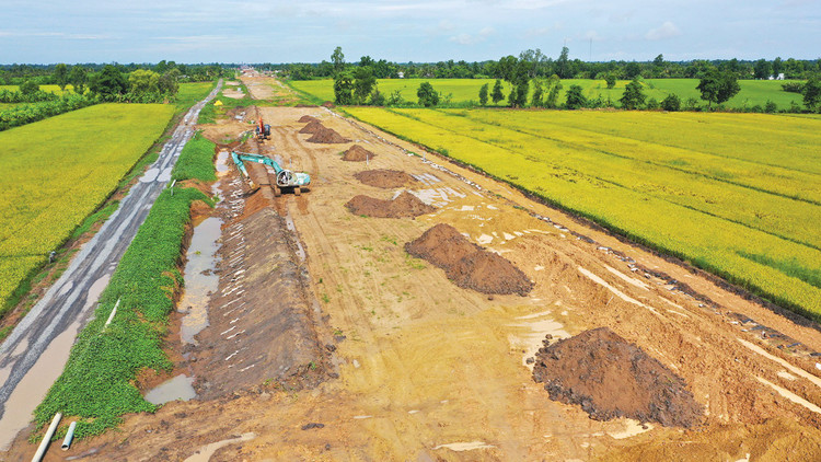 Theo Bộ Xây dựng, khối lượng đắp gia tải nền đường tại Dự án Cao tốc Châu Đốc - Cần Thơ - Sóc Trăng mới đạt khoảng 33%. Ảnh: Lê Tiên