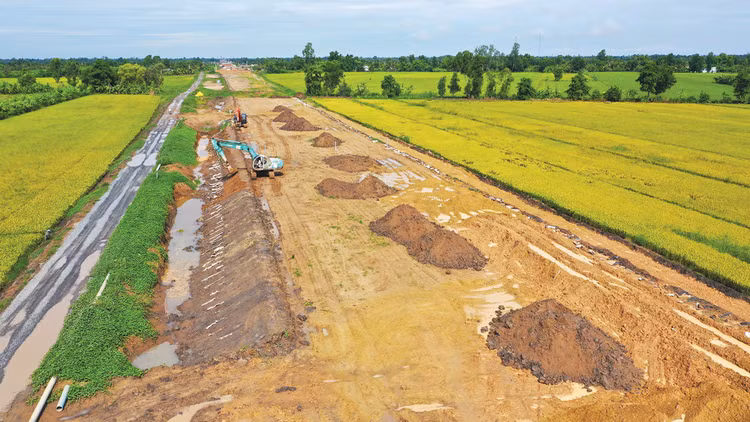 Theo Bộ Xây dựng, khối lượng đắp gia tải nền đường tại Dự án Cao tốc Châu Đốc - Cần Thơ - Sóc Trăng mới đạt khoảng 33%. Ảnh: Lê Tiên