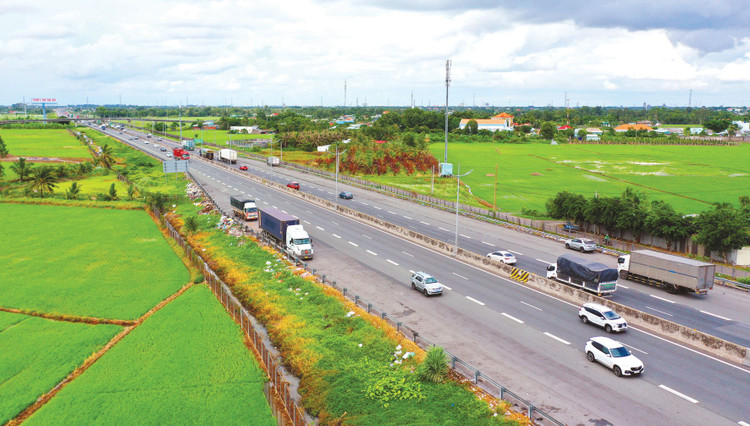 Giai đoạn 2030 - 2040, Việt Nam sẽ có 5.000 km đường cao tốc, 1.541 km đường sắt cao tốc, sân bay quốc tế công suất 175 triệu lượt khách/năm và thêm nhiều cảng nước sâu. Ảnh: Lê Tiên