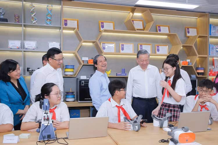 Tổng Bí thư Tô Lâm cùng các đại biểu tham quan phòng giáo dục thực hành STEM và các em học sinh Trường THCS Cầu Giấy (Hà Nội)