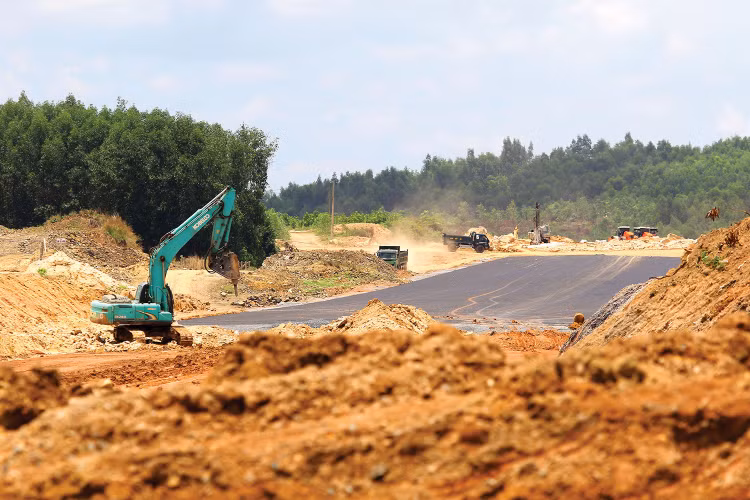 Nhiều doanh nghiệp xây dựng rơi vào cảnh “tiến thoái lưỡng nan” khi tiếp tục thi công sẽ lỗ nặng, nhưng dừng lại thì vi phạm hợp đồng. Ảnh: Song Lê