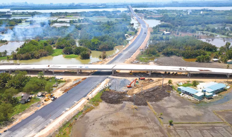 Tổng thu ngân sách nhà nước giai đoạn 2026 - 2030 dự kiến khoảng 16,1 triệu tỷ đồng, gấp 1,7 lần giai đoạn trước, tạo nguồn lực lớn để tiếp tục đầu tư, hiện đại hóa hạ tầng. Ảnh: Song Lê