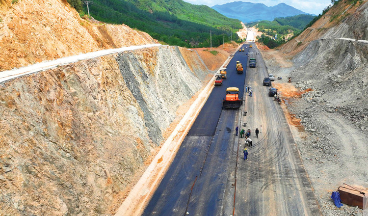 4 km đường cao tốc thuộc dự án thành phần đoạn Quy Nhơn - Chí Thạnh vẫn chưa hoàn thành theo kế hoạch. Ảnh: Thu Dịu