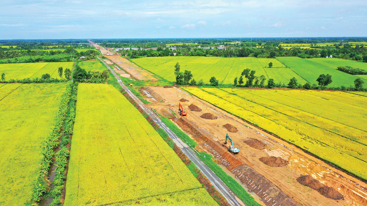 Giải ngân vốn đầu tư công 6 tháng cuối năm phải đạt khoảng 700 nghìn tỷ đồng để đạt kịch bản tăng trưởng GDP năm 2025 từ 8,3 - 8,5%. Ảnh: Lê Tiên