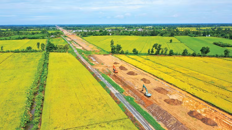 Giải ngân vốn đầu tư công 6 tháng cuối năm phải đạt khoảng 700 nghìn tỷ đồng để đạt kịch bản tăng trưởng GDP năm 2025 từ 8,3 - 8,5%. Ảnh: Lê Tiên