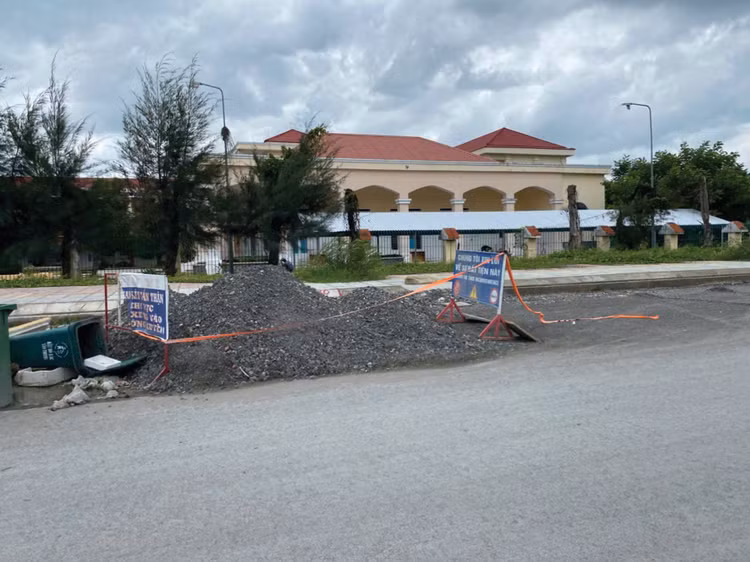 Gói thầu Xây lắp thuộc Dự án Xây dựng hệ thống thoát nước kết hợp cải tạo vỉa hè đường Tam Thôn Hiệp (từ đường Rừng Sác đến Km1+200), xã Cần Giờ, TP.HCM vẫn ngổn ngang. Ảnh: Văn Huyền