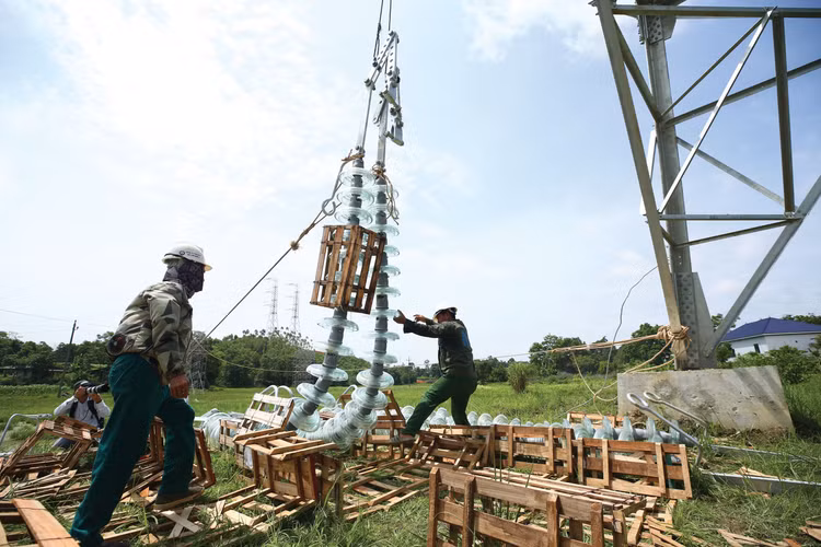 Nhà thầu đề nghị bổ sung tổng kê cột đường dây, làm rõ phạm vi cung cấp một số vật tư, phụ kiện đường dây... Ảnh: Lê Gia Khoa