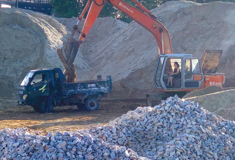 Việc xác định đơn giá vật liệu xây dựng nên dựa trên diễn biến thị trường cũng như điều kiện cụ thể của từng công trình. Ảnh: Lê Tiên