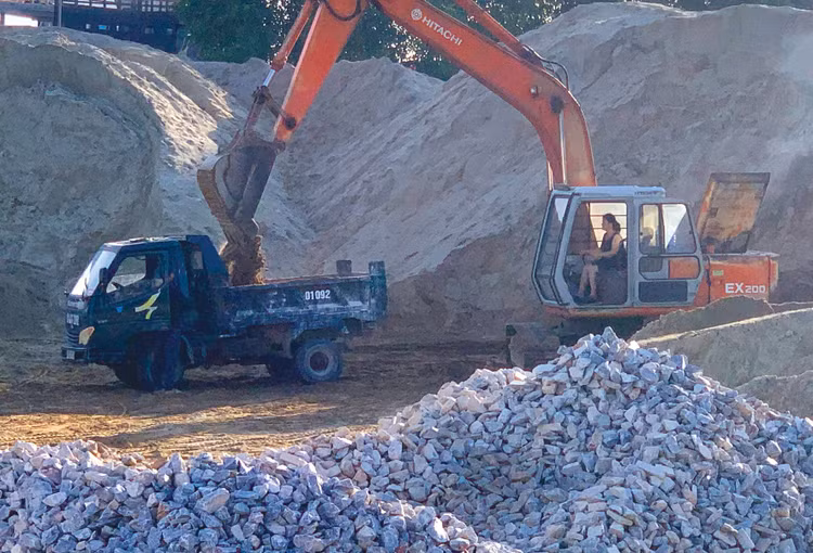 Việc xác định đơn giá vật liệu xây dựng nên dựa trên diễn biến thị trường cũng như điều kiện cụ thể của từng công trình. Ảnh: Lê Tiên