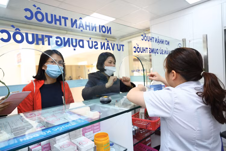 Tình trạng thiếu thuốc hoặc đấu thầu không thành công tại các cơ sở y tế công lập là một khoảng trống cho thuốc giả xâm nhập. Ảnh: Nhã Chi