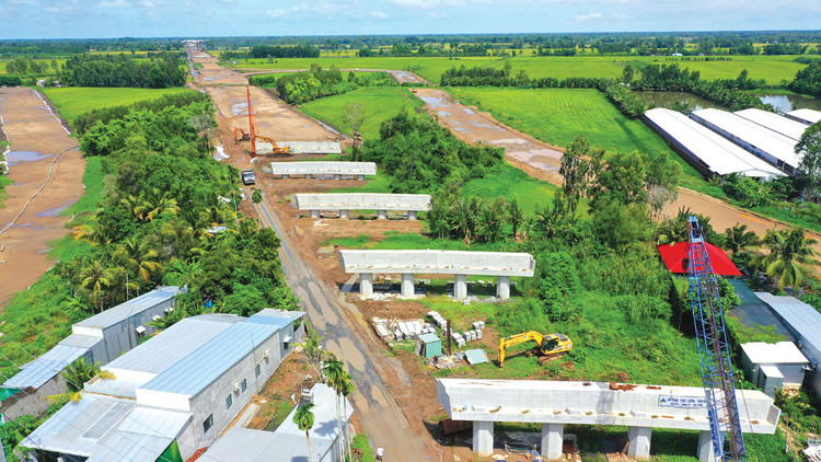 Giá nhiên liệu tăng sốc, vật liệu xây dựng khan hiếm đang ảnh hưởng đến tiến độ thi công nhiều dự án hạ tầng, công trình trọng điểm quốc gia. Ảnh: Dân Hòa