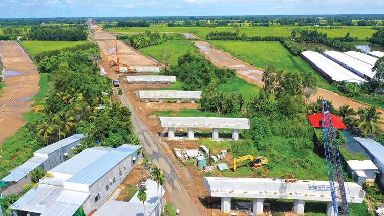 Giá nhiên liệu tăng sốc, vật liệu xây dựng khan hiếm đang ảnh hưởng đến tiến độ thi công nhiều dự án hạ tầng, công trình trọng điểm quốc gia. Ảnh: Dân Hòa