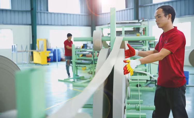 Chính sách miễn, giảm, giãn thuế, phí, tiền thuê đất trong giai đoạn 2020 - 2025 góp phần quan trọng giúp doanh nghiệp phục hồi sản xuất, kinh doanh và vượt qua thời kỳ khó khăn. Ảnh: Quốc Ân