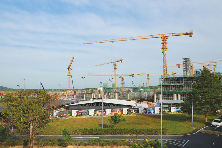 Để khuyến khích doanh nghiệp phát triển xanh và bền vững, các chủ đầu tư cần xây dựng tiêu chuẩn công trình xanh ngay từ giai đoạn xây dựng hồ sơ mời thầu. Ảnh: Lê Tiên