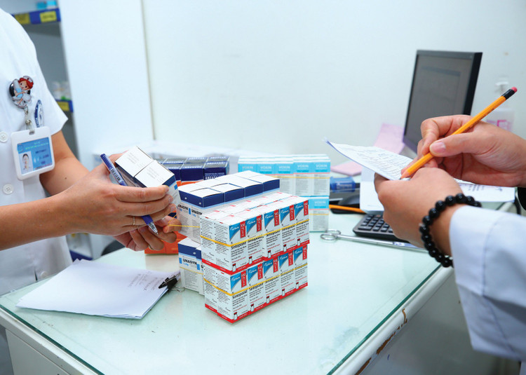 Một số doanh nghiệp phản ánh, giá nhiều mặt hàng thuốc tăng trong khi giá kế hoạch mời thầu quá thấp. Ảnh: Lê Tiên