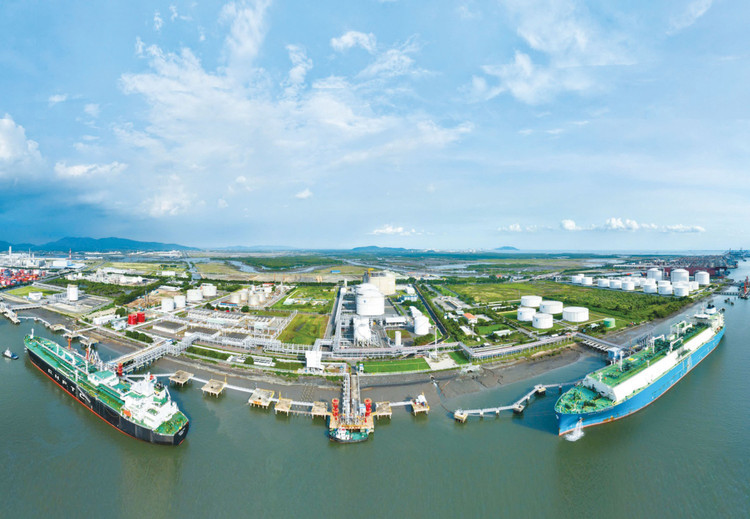 Tổ hợp kho cảng PV GAS VUNG TAU rộng hơn 40 ha, có khả năng đón nhận những "siêu tàu" chở LNG trọng tải lên đến 100.000 DWT