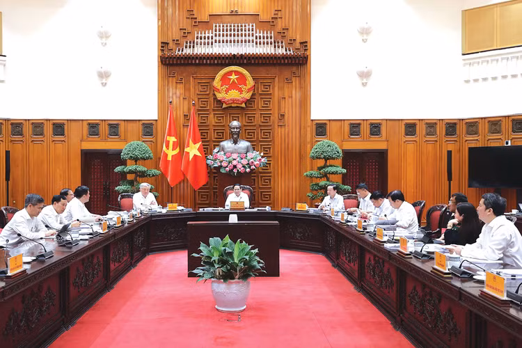 Thủ tướng Phạm Minh Chính chủ trì cuộc họp của Thường trực Chính phủ về một số nội dung chuẩn bị cho phiên họp Chính phủ chuyên đề xây dựng pháp luật tháng 7/2025. Ảnh: Quý Bắc