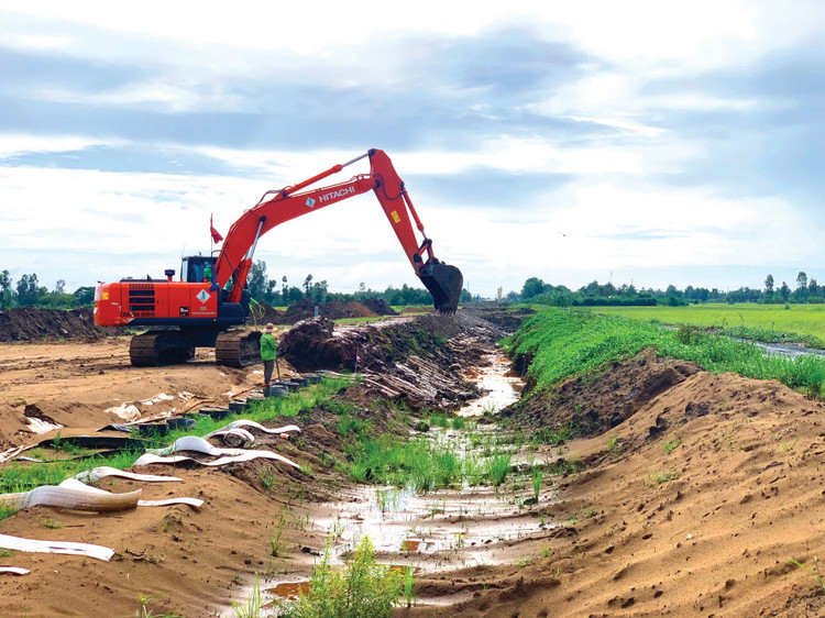 Chi phí vật liệu, nhiên liệu, ca máy tăng gây áp lực chi phí lên nhà thầu và làm chậm tiến độ các dự án đầu tư xây dựng. Ảnh: Lê Tiên