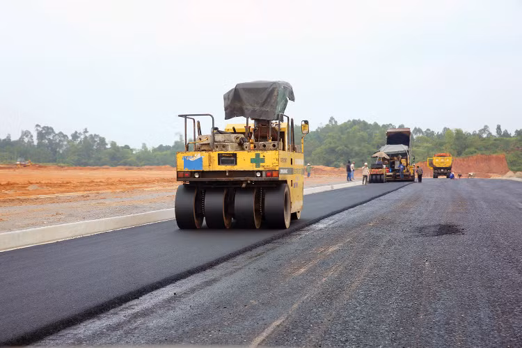 Những nhà thầu có khả năng cung cấp máy móc, thiết bị, vật liệu… trọn gói, đồng bộ và đáp ứng tiêu chuẩn quốc tế sẽ có lợi thế cạnh tranh. Ảnh: Tiên Giang